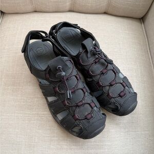 Khombu Black Sandals with Dark Burgundy Stitching